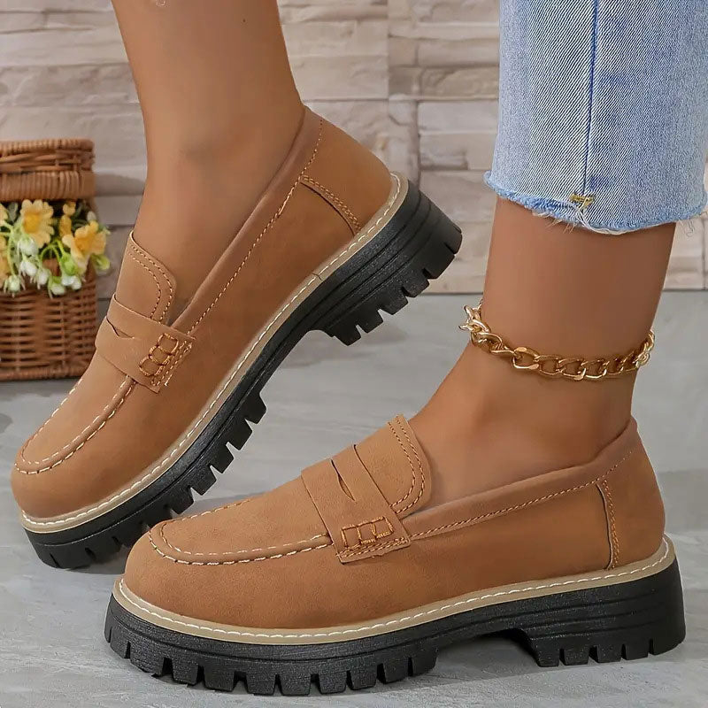 Kvinne loafers med chunky såle på føtter. Trendy og komfortable svarte damesko for en stilfull hverdag.