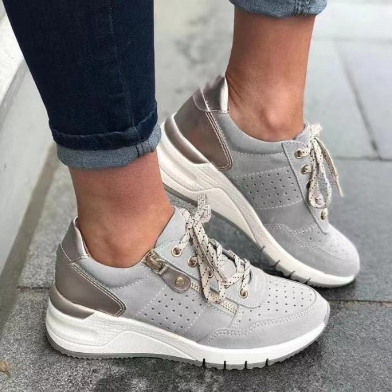Sorte snøresko for damer med sporty look og ergonomisk fotseng. Designet for maksimal komfort og støtte.
