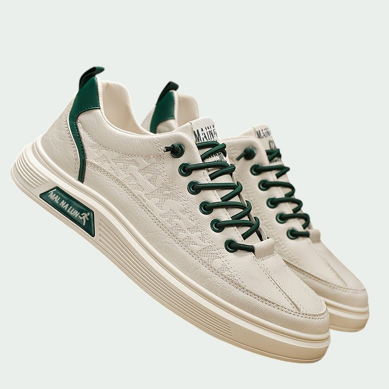 Sideprofil av moderne lavprofil herresko for aktivitet og fritid. Komfortable sneakers for urbane eventyr.