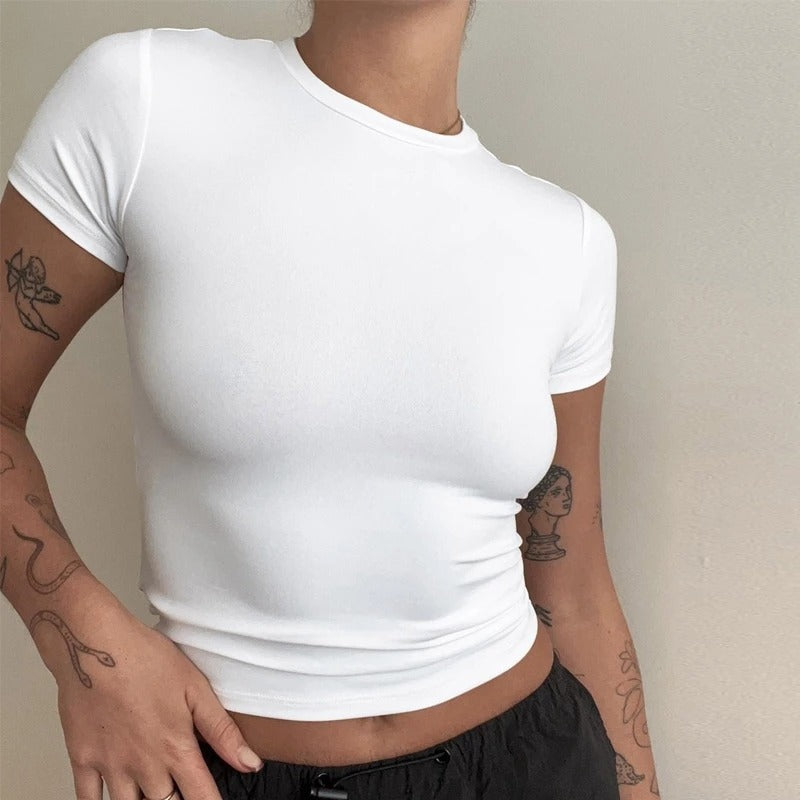 Kvinne t-skjorte, komfortabel og kortermet, med elegant slim fit for en aktiv og trendy look.