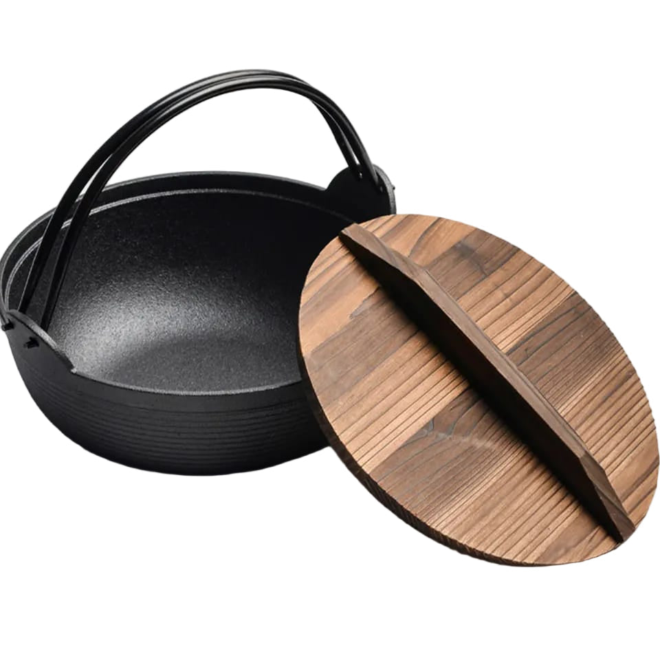 Støpejernswok med trelokk, perfekt for allsidig matlaging på koketopp. Flat bunn for stabil bruk.