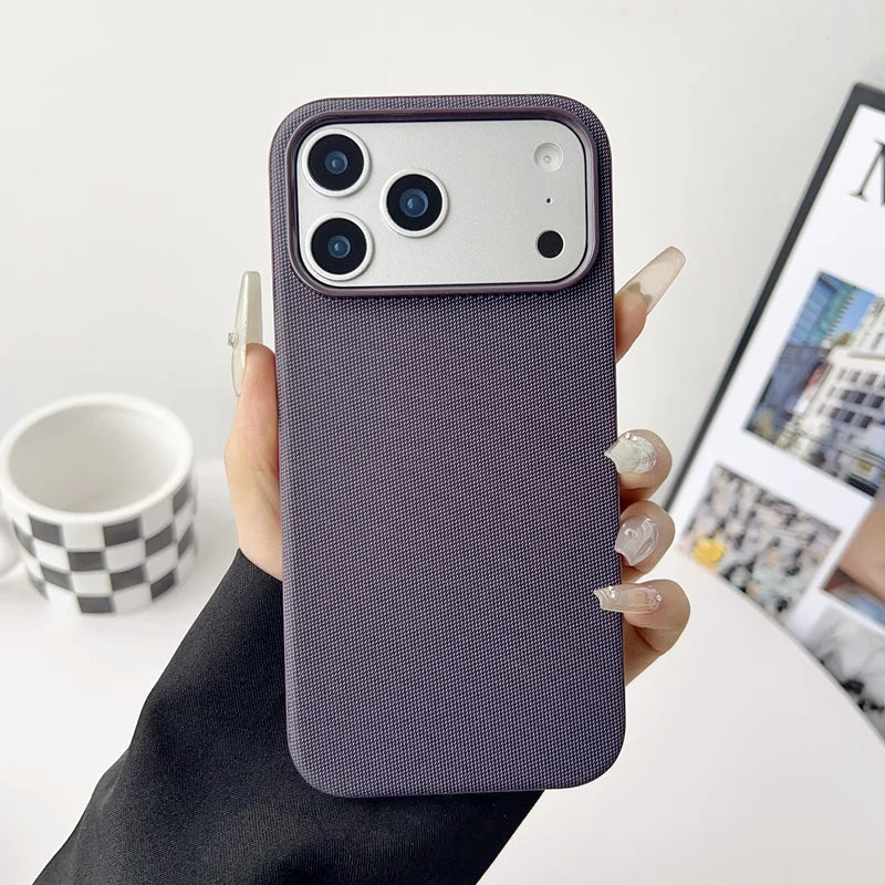 Mobildeksel iPhone, støtsikkert vevd stoff. Matt finish gir grep og stil. Beskytter din iPhone 16/17.
