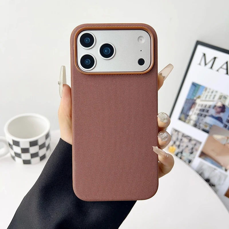 Holdbart støtsikkert iPhone deksel i vevd stoff. Matt overflate og magnetisk funksjon for enkel bruk og beskyttelse.