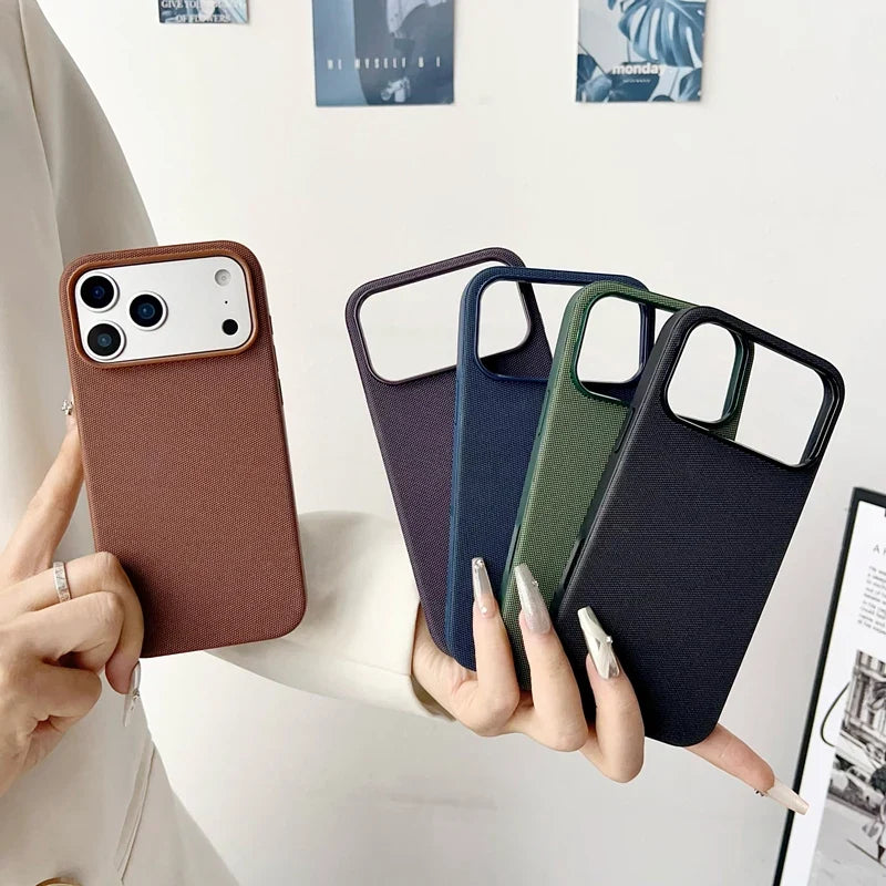 Robust støtsikkert mobildeksel for iPhone 16/17, gir optimal beskyttelse med vevd stoff og matt finish.