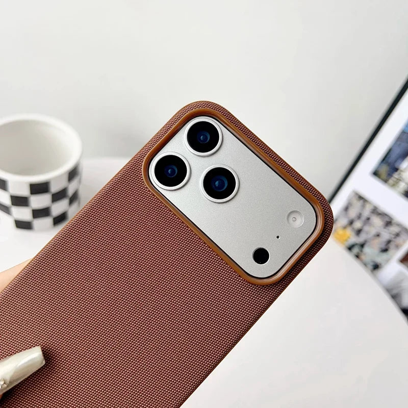 Slitesterkt støtsikkert deksel til iPhone, i vevd stoff med matt finish. Sikker beskyttelse mot fall.