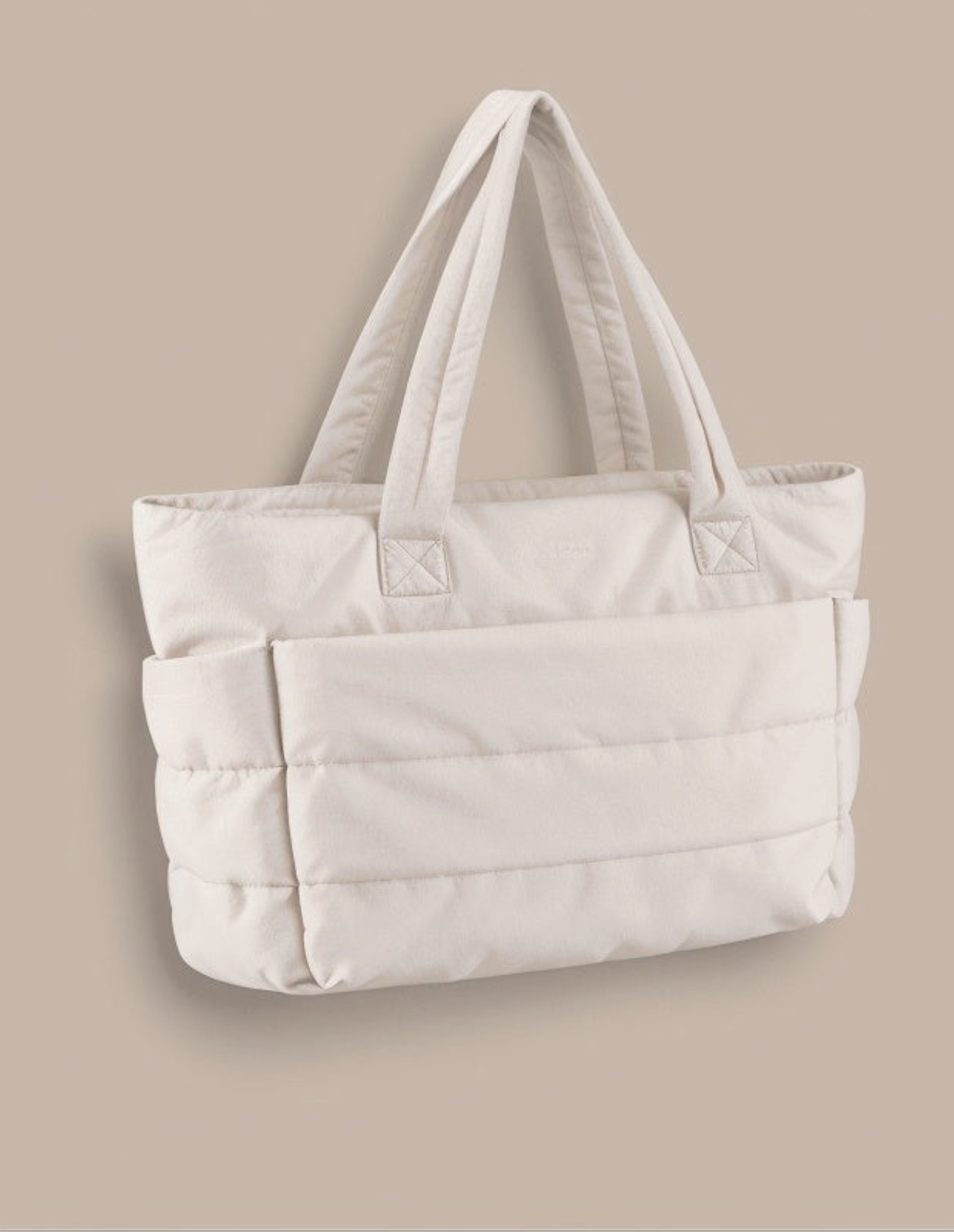 Trendy svart dame puffer tote bag, ideell som romslig hverdagsvske eller arbeidsveske.