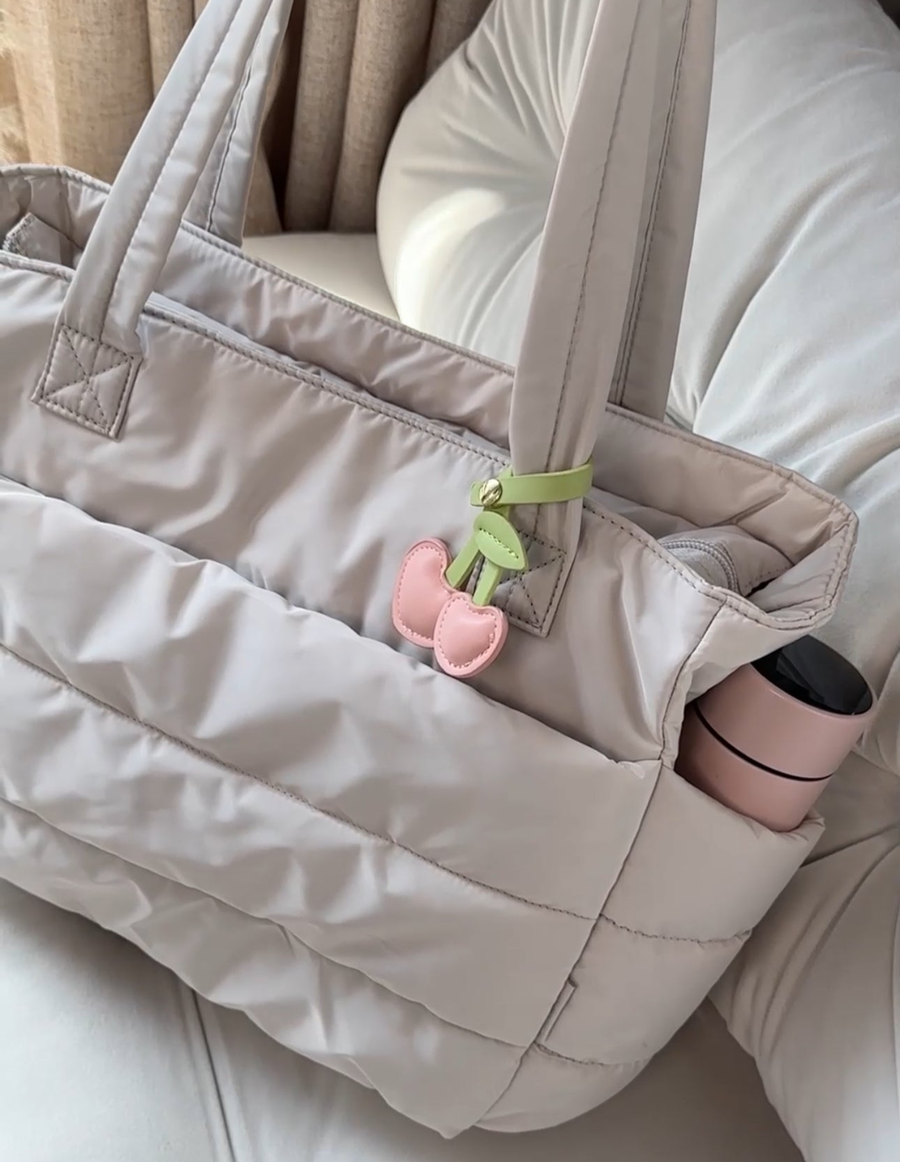 Beige dame puffer tote bag, en moderne og funksjonell veske for hverdagslig bruk.