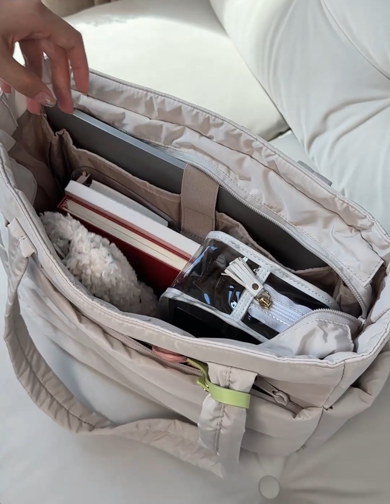 Trendy romslig dameveske i puffer-stil, en allsidig tote bag for shopping og reise.
