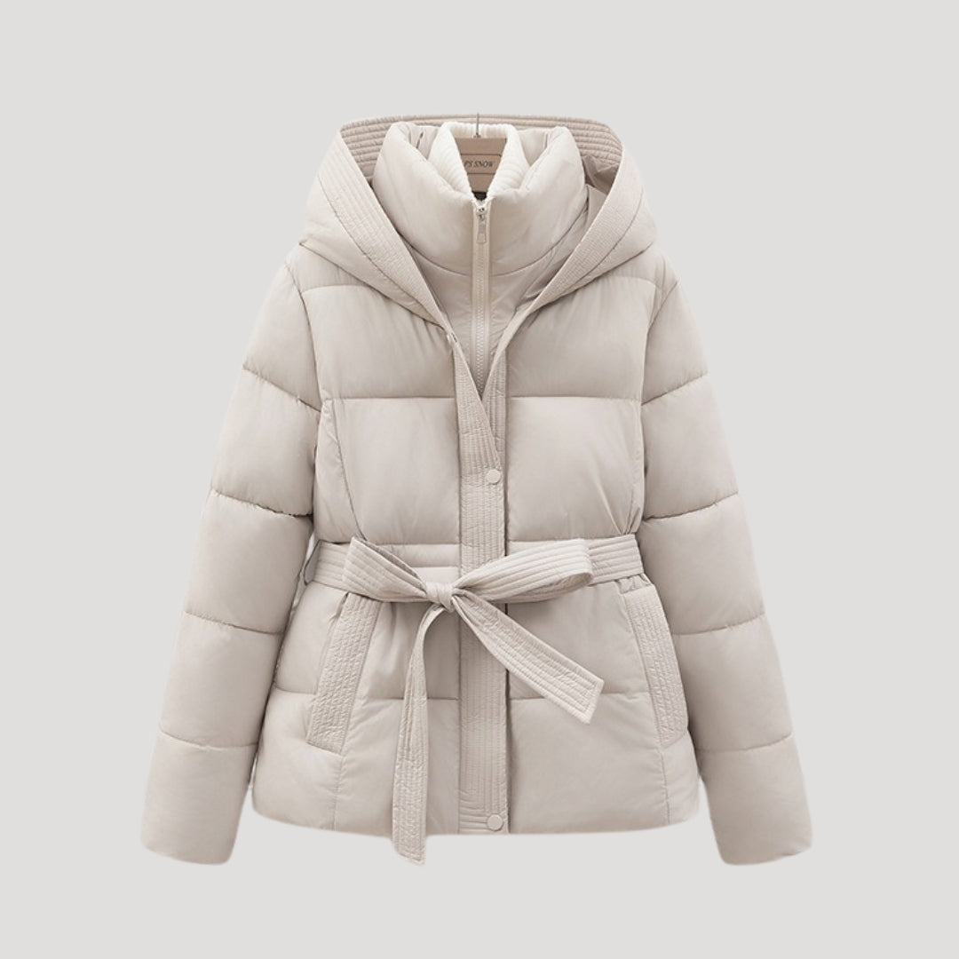 Trendy kvinneklær: Dame vinterjakke med belte og hette, et stilfullt ytterplagg for fashion-bevisste.