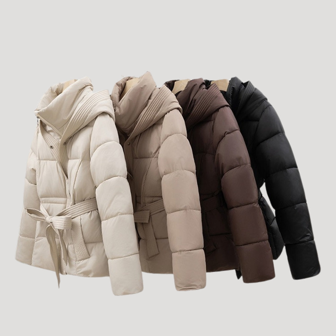 Klassisk damejakke: Varm vinterjakke med belte og hette, perfekt for urban stil og komfort.
