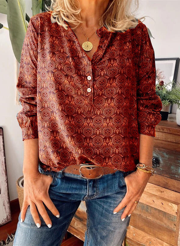 Trendy damebluse med unikt heldekkende trykk og chic utskjæring. Perfekt casual sommer- og vårantrekk.