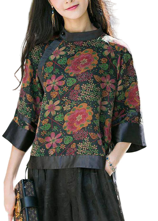 Stilfull dametopp med trendy patchwork design, stativ krage og ledig passform for moderne vår- og sommerlook.