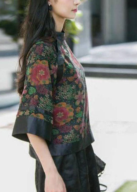 Trendy dametopp med patchwork og stativ krage, ideell for stilfull hverdag. Komfortabel vår- og sommerklær.