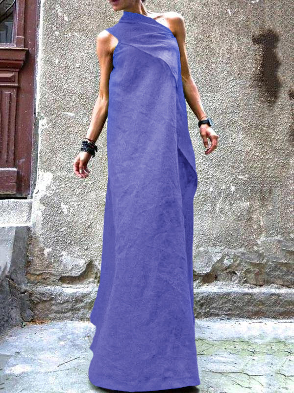 Kvinne som går i en lett, ermeløs patchwork kjole, perfekt for en stilfull og komfortabel look.