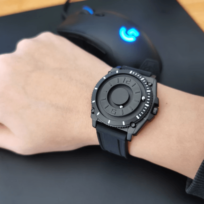 Minimalistisk herre armbåndsur, taktil magnetisk ballklokke som forener funksjon og design.