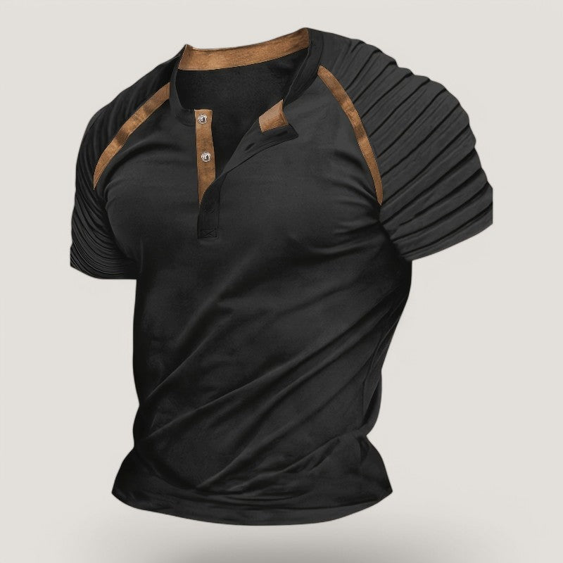 Modell iført stripet herre t-skjorte. Perfekt for en casual og komfortabel sommerstil.