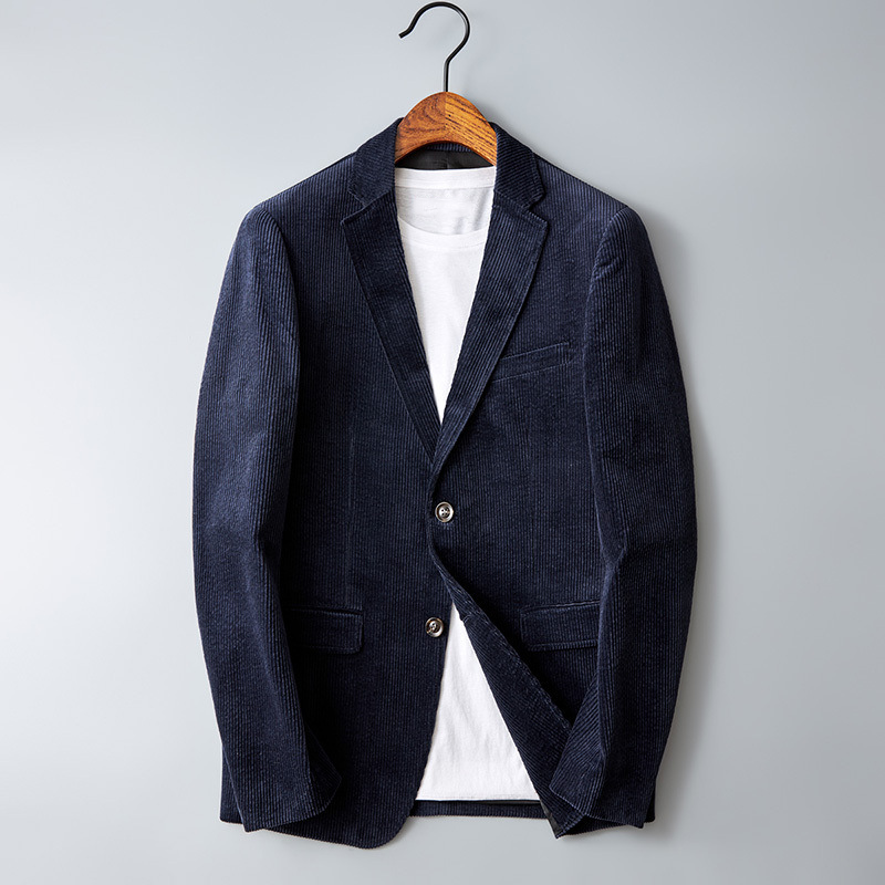 Allsidig herreblazer med slank passform. En stilfull jakke som passer både til formell og casual høststil for menn.