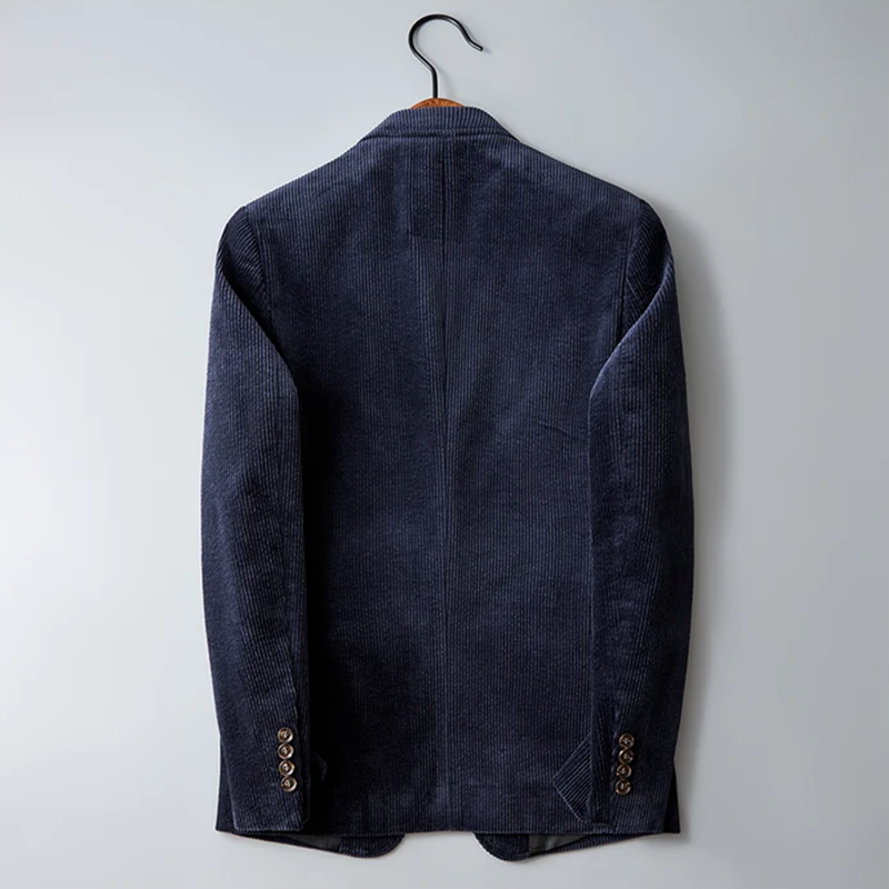 Høstklar herreblazer i slank passform. Elegant jakke som løfter menns stil for sesongens formelle og casual antrekk.
