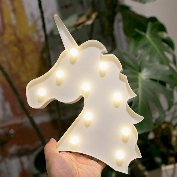 Magi på barnerommet med en enhjørning LED nattlampe, gir mykt og stemningsfullt lys.