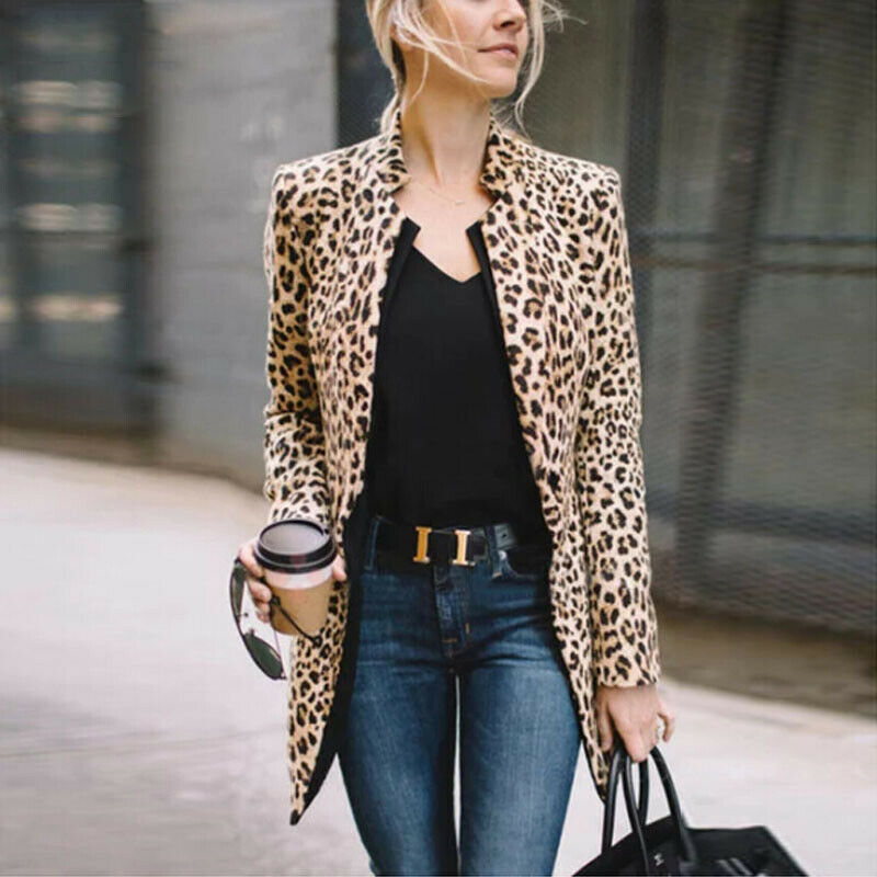 Stilfull leopardblazer for kvinner. Mønstret jakke, perfekt for kontor og hverdag. Trendy dameklær.