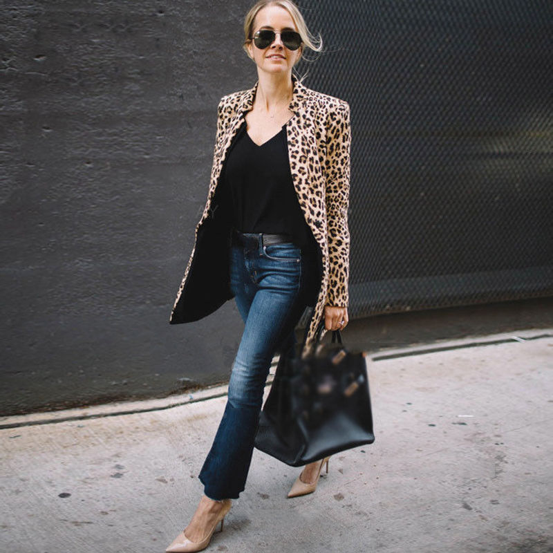 Mønstret leopardblazer for kvinner. Jakke med leopardprint som løfter antrekket. Ideell ytterplagg.