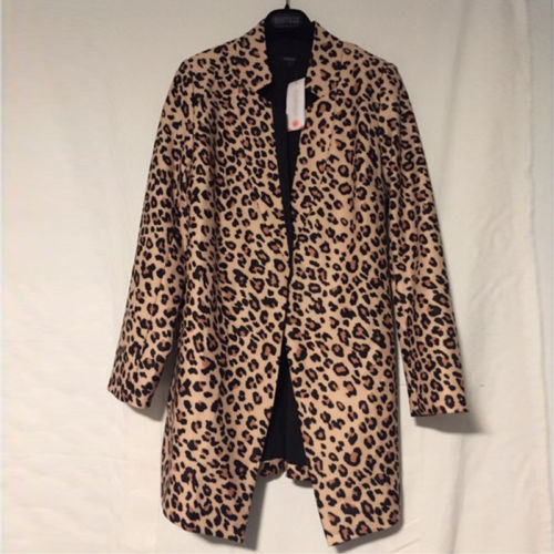 Moderne leopardblazer for dameklær. En trendy og stilfull jakke som passer til både fest og hverdag.