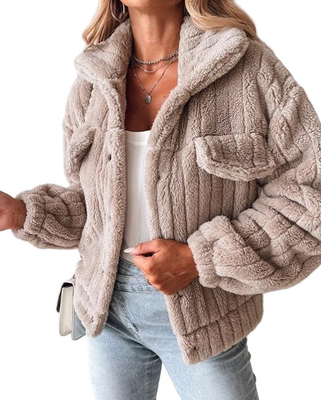 Stilfull oversized teddykåpe for kvinner. Varm og koselig damejakke med knappfront, perfekt for høst og vinter.