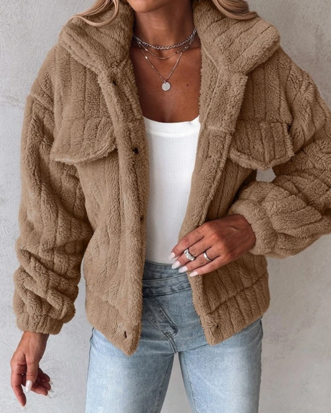 Trendy oversized teddykåpe med knappfront for kvinner. Allsidig og varm damejakke, perfekt for en stilfull vinterlook.