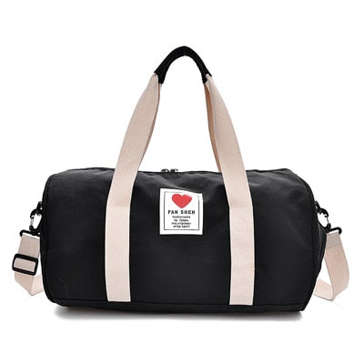 Stilfull sort dame duffelbag i nylon for reise og trening. Romslig weekendbag.