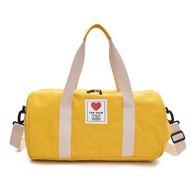 Åpen dame duffelbag i nylon med romslig interiør, perfekt for reise og trening.