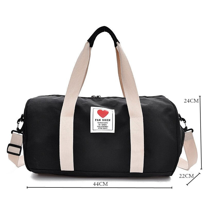 Allsidig sort nylon duffelbag for dame, ideell som reiseveske, treningsbag og weekendbag.