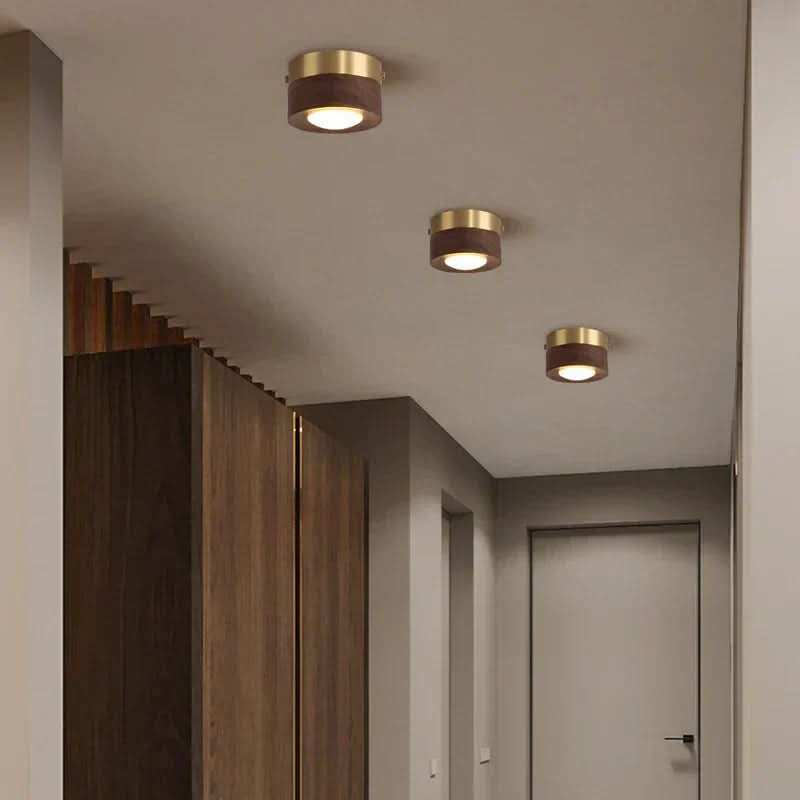 Elegant taklampe med integrert LED-lys. Slank og moderne design for nordisk innendørsbelysning.