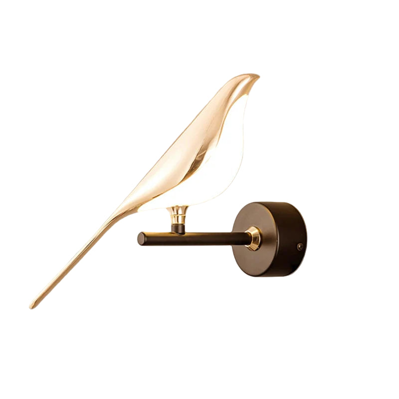 Stilfull vegglampe med unikt fugledesign, perfekt for moderne stuebelysning og dekorativt interiør.
