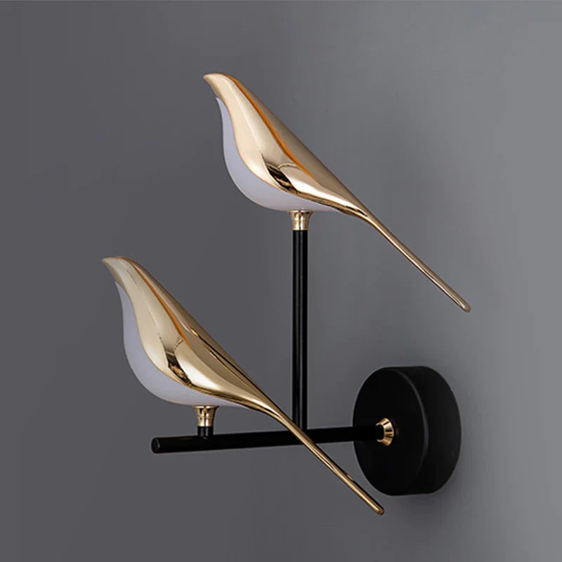 Moderne vegglampe for stue, med sjarmerende fugledesign. Skaper dekorativt stemningslys og nordisk preg.