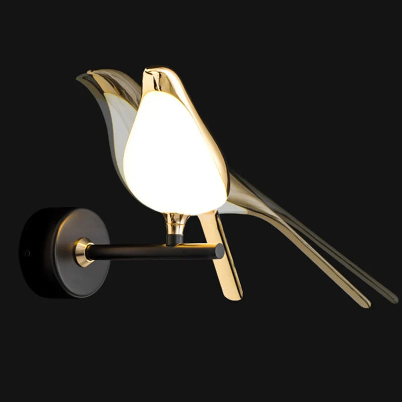 Unik designlampe: vegglampe med fuglemotiv. Tilfører kunstnerisk preg og stemningsfull belysning til rommet.