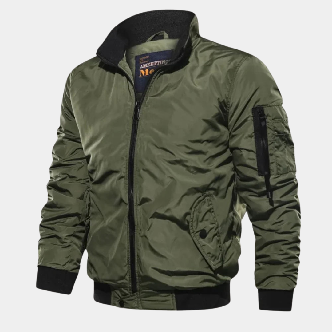 Komfortabel vindbestandig herrejakke; en klassisk bomberjakke for menn. Ideell høst- og vinterjakke med stil.
