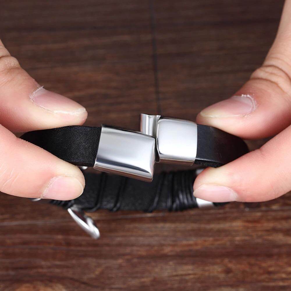 Høykvalitets herrearmbånd i ekte skinn med solid og elegant magnetisk stållås.