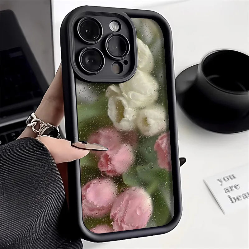 Vakkert og stilfullt iPhone mobildeksel med unikt blomsterdesign. Gir støtsikker og lettvekt telefonbeskyttelse.