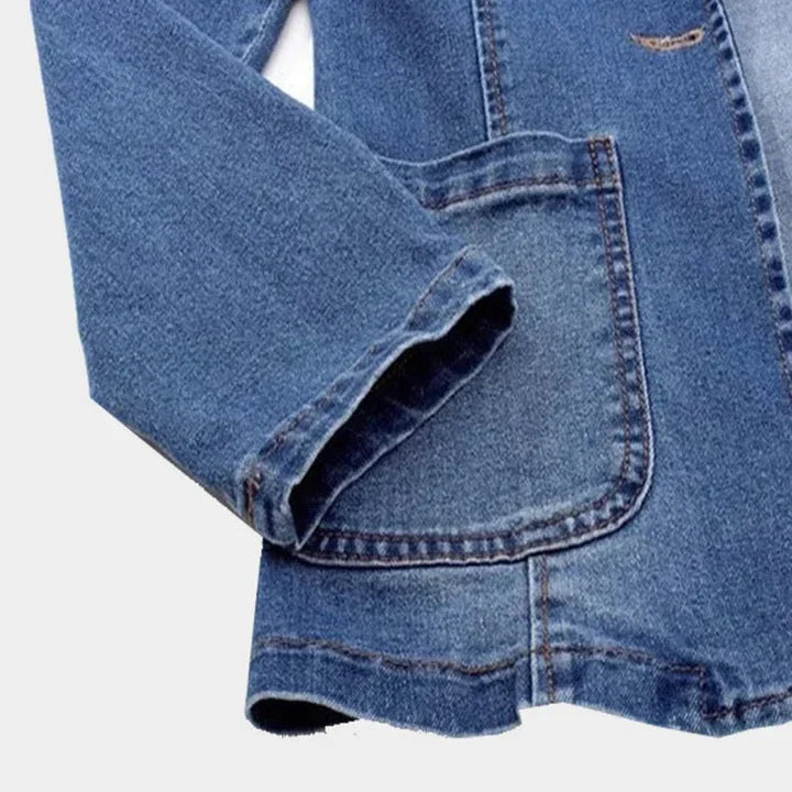 Moderne blå strukturert blazer for kvinner. En trendy jakke som løfter ethvert business casual antrekk.