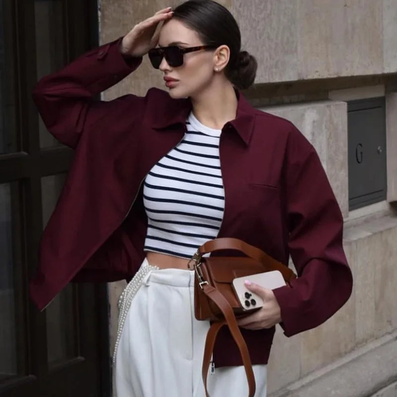 Trendy cropped bomberjakke for kvinner, langermet, ideell som fritidsjakke.