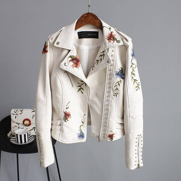 Stilig brodert jakke, et trendy ytterplagg med blomsterbroderi og skinnutseende for kvinner.