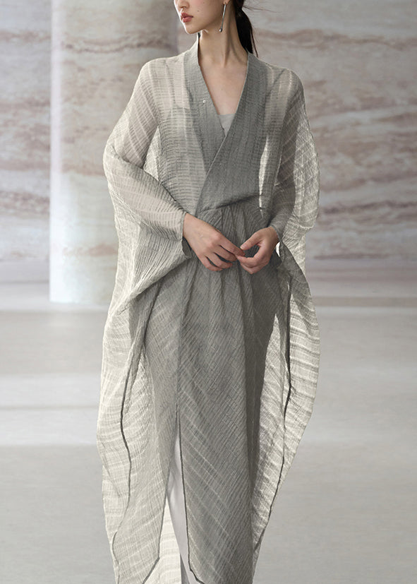 Komfortabel grå dame patchworkkjole med v-hals. Todelt sett for en avslappet, men elegant sommerlook.
