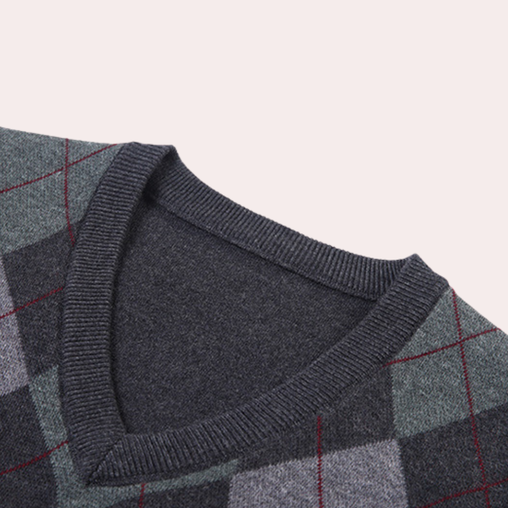 Mann iført stilren ermeløs V-hals herresweater over skjorte. Elegant lag-på-lag look, perfekt for kontor.