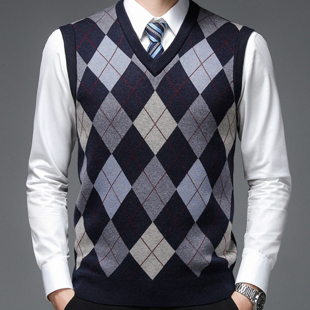 Grå herresweater uten ermer med V-hals. Perfekt som en vest for lag-på-lag, gir en smart og komfortabel stil.