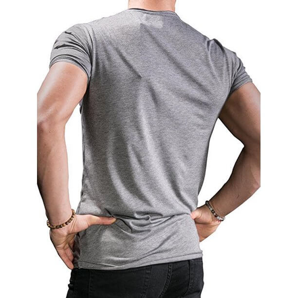 Kortermet hullete t-skjorte i trendy slim fit for herre. Perfekt for sommer, fritid og uformell mote.