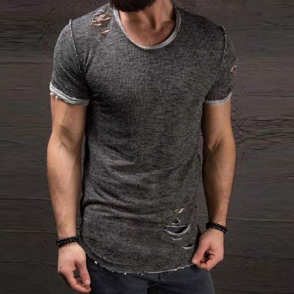 Uformell hullete t-skjorte for menn. Kortermet sommerstil, perfekt for fritid og en trendy look.