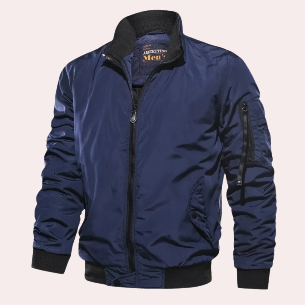 Vindtett og slitesterk menns bomberjakke i polyester, perfekt for fritid. Ideell vår- og høstjakke til herre.