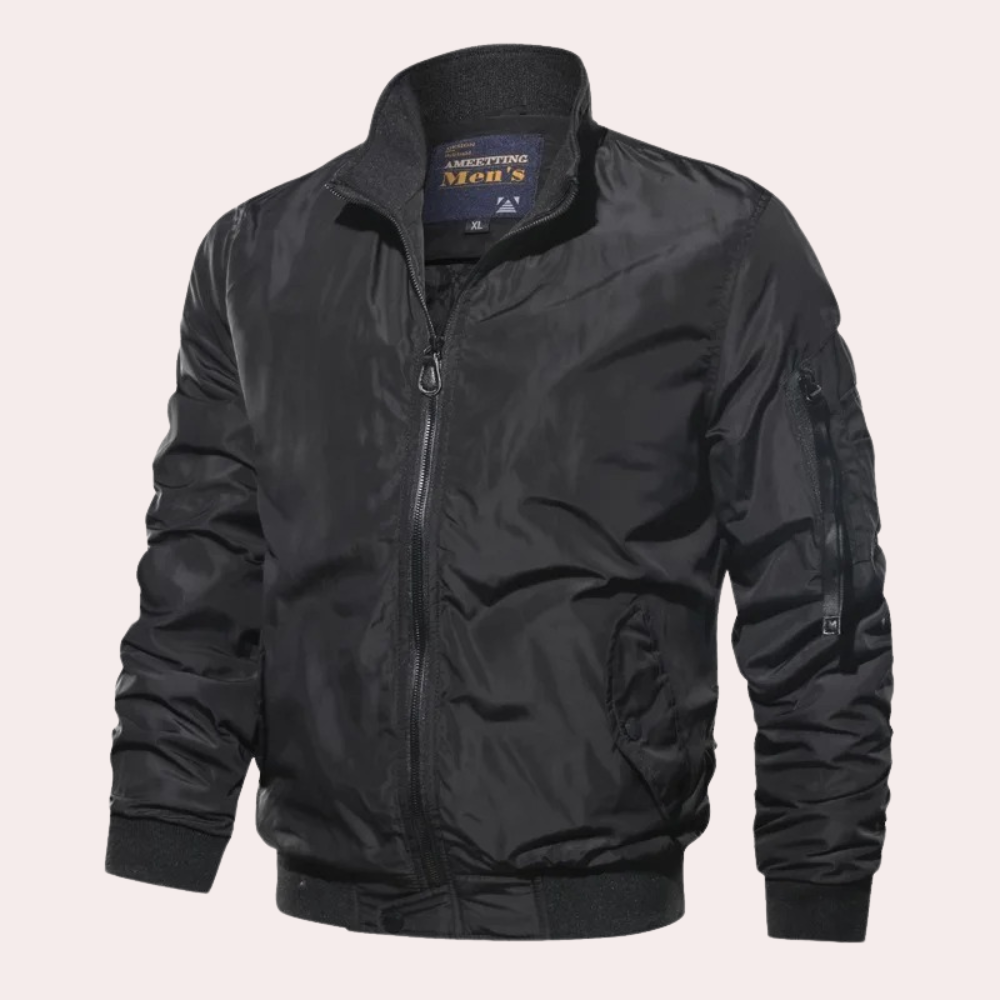 Moderne menns bomberjakke i svart, vindtett polyester. Et stilig yttertøy for urbane menn, perfekt fritidsjakke.