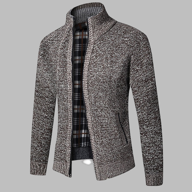 Kvalitetsgenser for menn; en myk glidelåsgenser i strikk, flott for en varm og moteriktig look.
