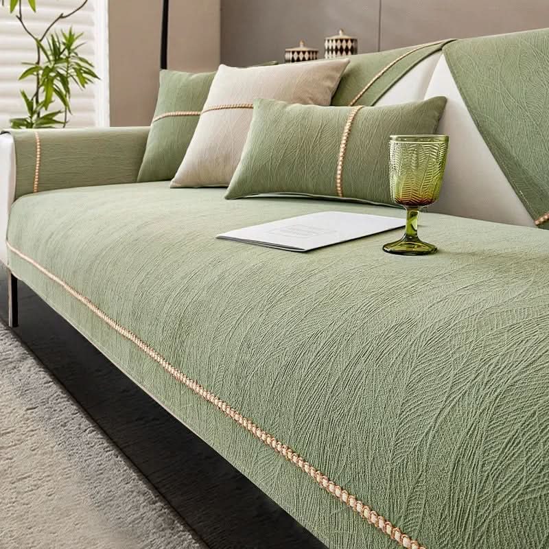 Sklisikkert sofatrekk for L-formet sofa. Ideelt for beskyttelse mot søl og generell bruk i hjemmet.